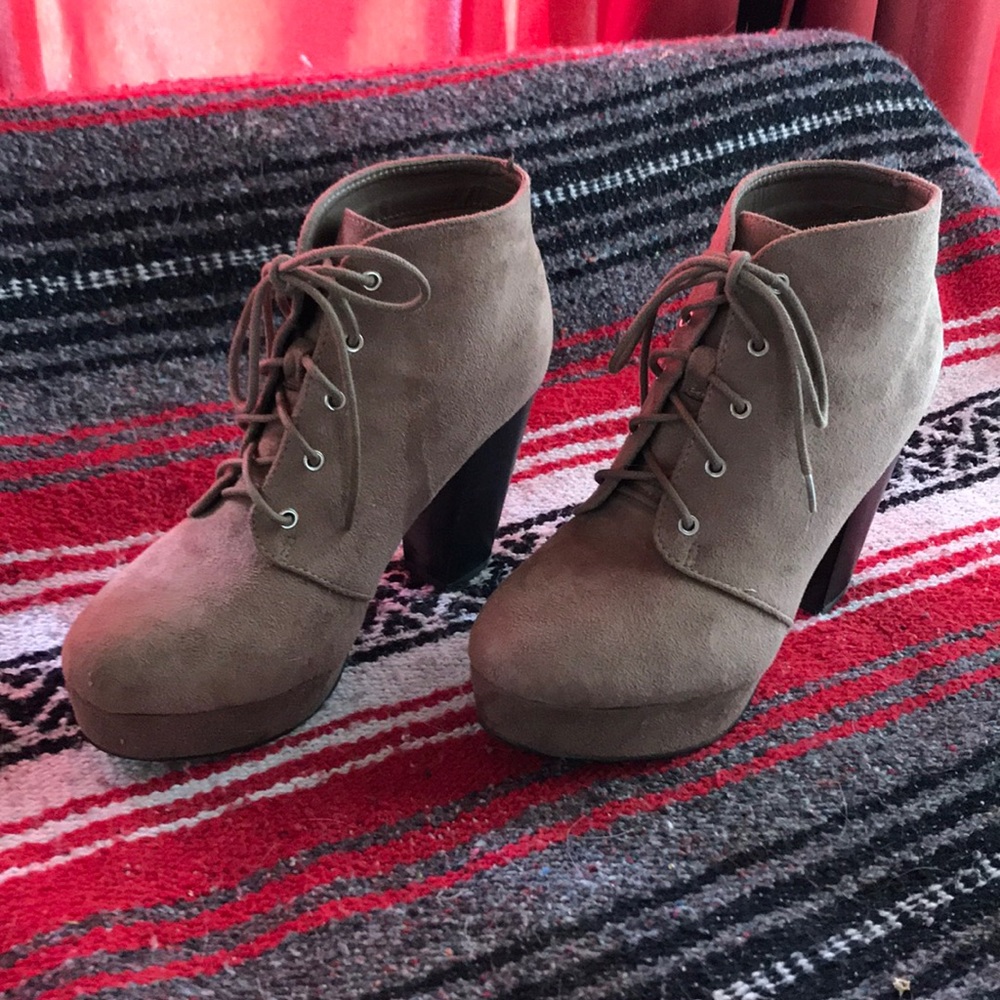 Ankle boots 8.5 suede, platform. Super cute!